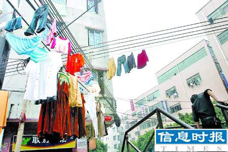 一些广州市民随街晾挂内衣内裤实在不雅