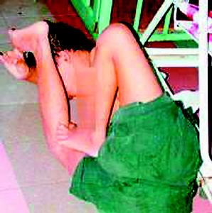 29年不穿衣像蛇一样爬行女人(图)