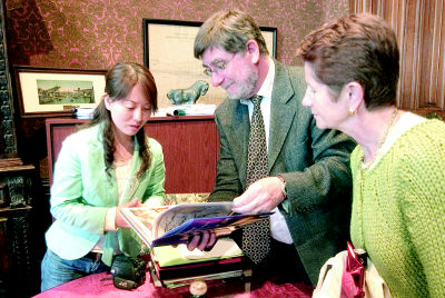 延安女教师在法市长家做客\/图--中国宁波网-旅