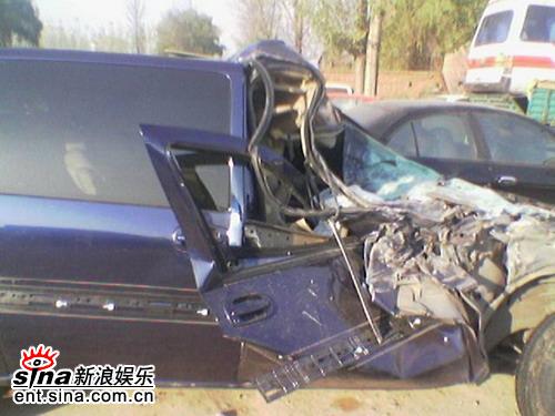 独家组图:何洁车祸现场惨不忍睹座椅血迹斑斑