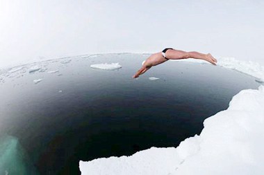 英国男子成北极游泳第一人