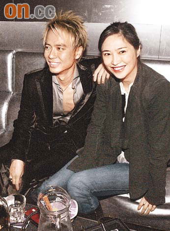 李克勤网上报喜博客上载儿子小脚板照片(组图)