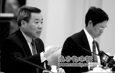 省委常委、常务副省长、省人大代表黄龙云(左)在佛山组参加讨论。本报记者卢汉欣摄