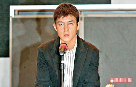 淫照风暴发生后首次现身的陈冠希,在九龙湾国际展贸中心召开记者会,发表约六分钟的英文声明。