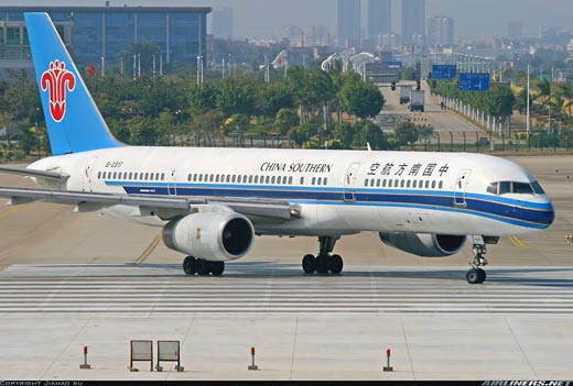 空姐闻汽油味发现可疑人 据民航业内一位人士表示,该航班由南航新疆公司担任乘务工作,机组人员计划3月7日到达北京,当天返回,不在北京过夜。这位人士表示,根据他掌握的情况,在飞行途中是一空姐先闻到了淡淡的汽油味,按照气味的方向寻找,发现气味来自卫生间,而且卫生间的门长期没有开。警惕的南航乘务员马上通知安全员,安全员马上冲进卫生间,发现了一女子带着一个装着可疑液体的罐子。安全员马上将对方控制,在她的包里又搜出一个罐子。在向机长报告之后,机长果断决定备降兰州。 记者昨天查询了CZ6901航班的情况。该