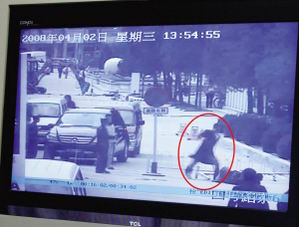 周杰连闯路障踢伤保安派出所召集双方调解(图)