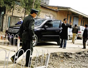 周杰连闯路障踢伤保安派出所召集双方调解(图)