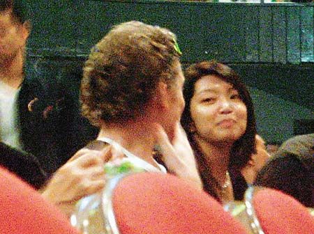 郑欣宜台上献唱悼张国荣 男友台下勾美眉(组图