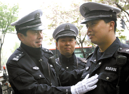 上海民警统一换春装 执勤不再穿衬衫-警服-首页-新闻中心