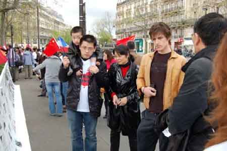 法国华人举行万人集会 声援北京奥运-北京奥运