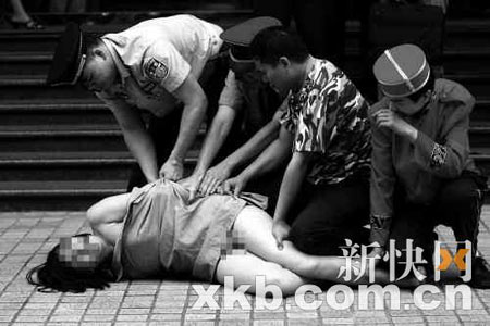 女子全身赤裸闹市行走 市民纷纷拍照(图)-女子
