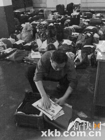 T195次列车员被指拿走受伤乘客手机(图)-受伤