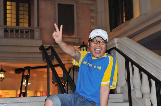 《兄弟干杯》唱热澳门 庞龙现身《放歌奥运》