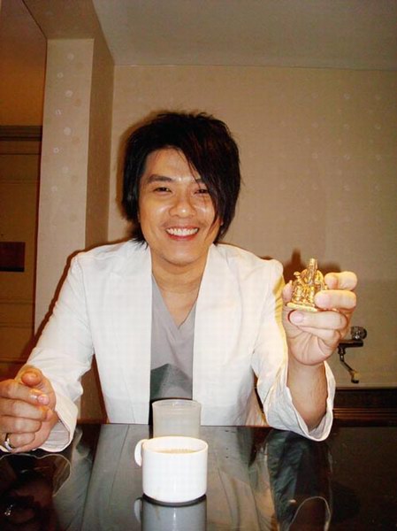 阿杜潘家园淘宝 被韩庚歌迷认出索要签名(组图