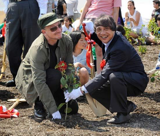 Bono赴东京出席回忆 荣誉博士头衔表彰爱心(图