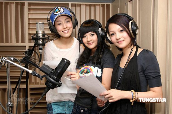 组图:范玮琪张韶涵郭静录制赈灾歌曲齐献爱心