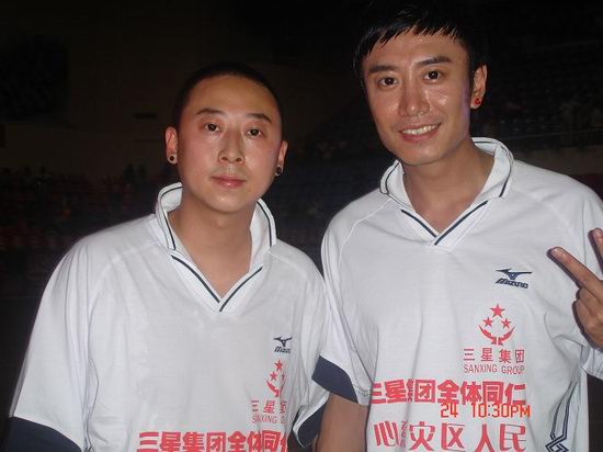 蚂蚁组合征战前锋+明星足球队为祖国呐喊(组图