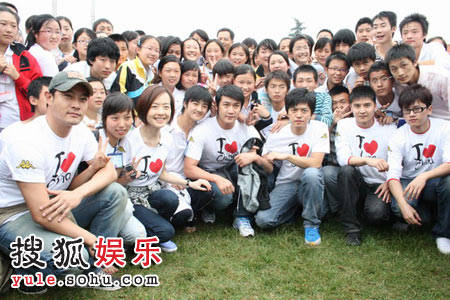 田亮携儿童节礼物赴灾区 讲述比赛经历鼓励学