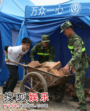 田亮携儿童节礼物赴灾区 讲述比赛经历鼓励学