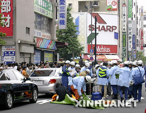  6月8日，救援人员在日本东京秋叶原街头忙碌。当日，秋叶原电车站附近发生一起恶性伤害事件，一名男子驾车撞伤路人后又下车用刀刺向路人及警察，造成至少3人死亡，14人受伤。 新华社/共同社 