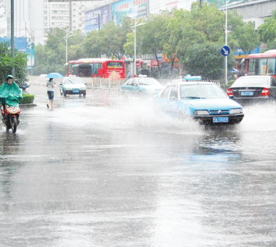 湖北遭遇今年最强暴雨发布16次预警信号(图)