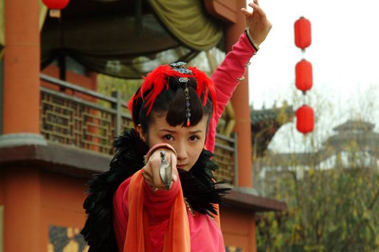 孙菲菲电视节玩变脸 和自己打擂成全场焦点(图