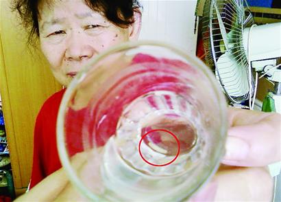 妇女家中接水刷牙 水龙头中流出白色虫子(图)-