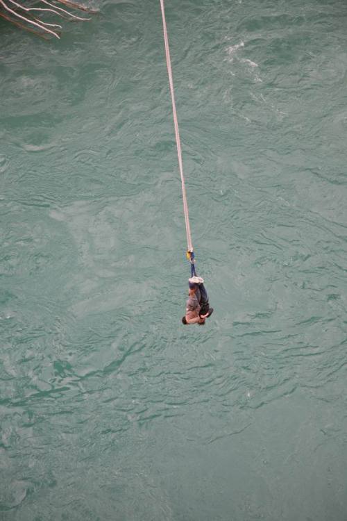 男女双人蹦极全过程