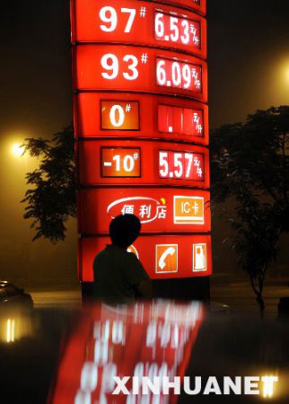 组图：成品油价上调部分城市汽车排队加油
