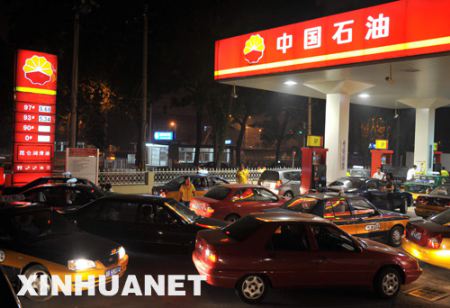 组图：成品油价上调部分城市汽车排队加油