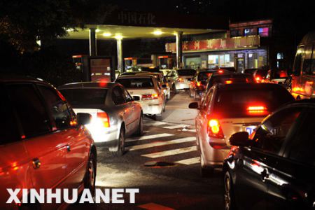 组图：成品油价上调部分城市汽车排队加油