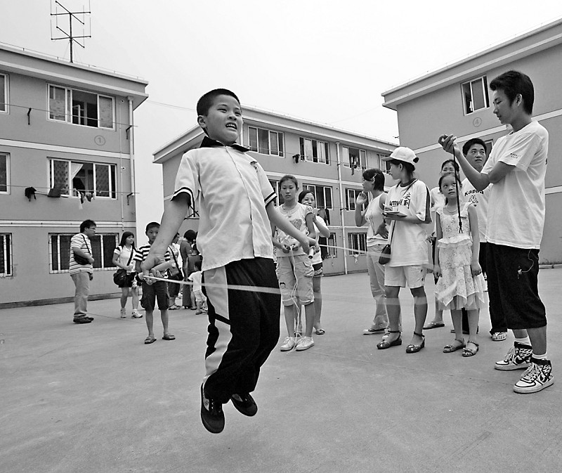 民间奥运:大妈赤脚跳绳如蝴蝶般轻盈-民间,奥运