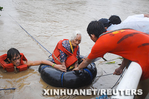 菲律宾遭台风袭击已造成80人死亡(组图)