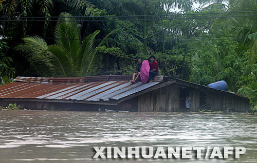 菲律宾遭台风袭击已造成80人死亡(组图)