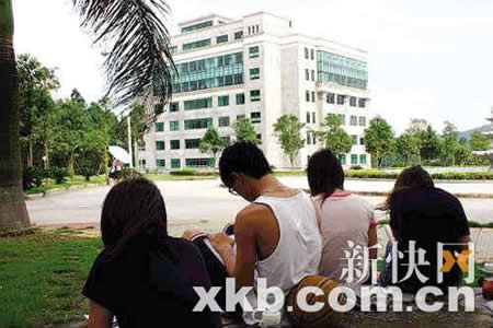 男管理员冲进宿舍查房众女生衣衫不整受惊吓