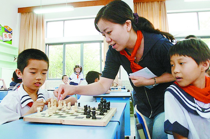 宁波学生娃挑战国手棋后指导学生下棋