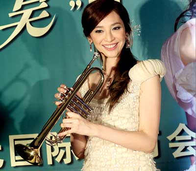 吴佩慈婚纱出席签约一年签三家盼成全能-吴佩