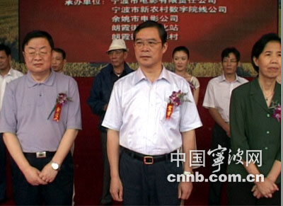 宁波市委常委,宣传部长宋伟(中)宣布电影节的开幕