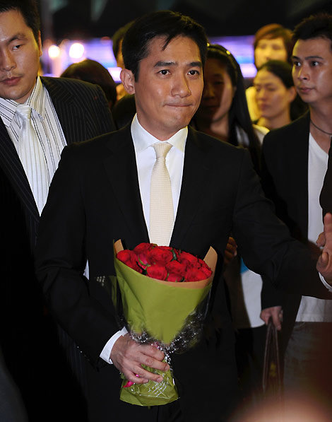 图文:《赤壁》韩国VIP首映--梁朝伟手捧鲜花