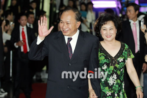 图文:《赤壁》韩国VIP首映--吴宇森携夫人亮相