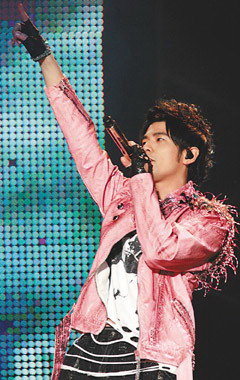 周杰伦狂发短信遥控方文山 捐出金曲奖金给员