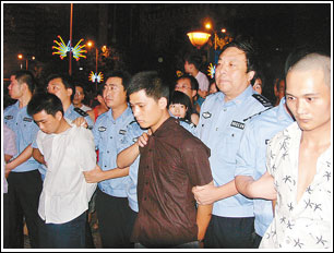 抢夺帮咸阳街头抢夺20万 4名嫌犯押回咸阳-广