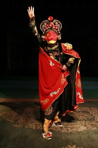 刘世虎用手工绘制出国旗脸谱,奥运徽标脸谱及福娃脸谱,以川剧变脸的