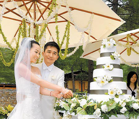 刘嘉玲梁朝伟深吻九次婆婆赞新娘101分(组图)