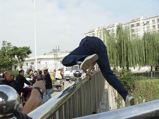 邓超扮蜘蛛侠《李米》中多次飞越护栏(图)