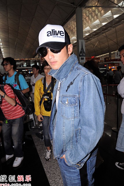 谢霆锋抵京 张柏芝家中看电视(图)-谢霆锋,张柏