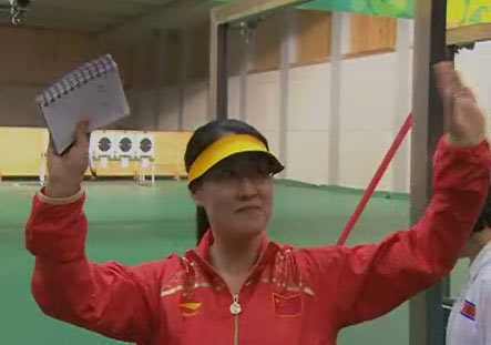图文：陈颖夺冠后向观众挥手致意