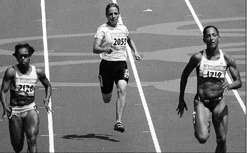 伊拉克美女运动员踏上百米跑道 曾躲过两枚子