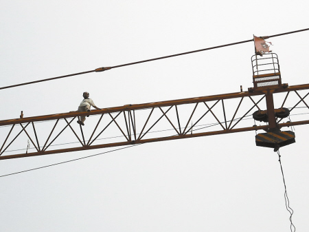 老汉为讨工钱爬上了40米高的吊机-吊机,老汉,讨