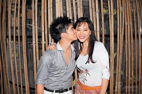 <em>钱小豪</em>贺子成人送训示 郭秀云为儿改名有钱途